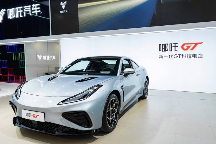 东莞172哪吒汽车在智能汽车领域的表现，领途汽车在新能源汽车市场中的影响力